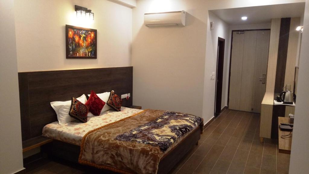 Alankrita Suites & Party Halls Мірут Екстер'єр фото
